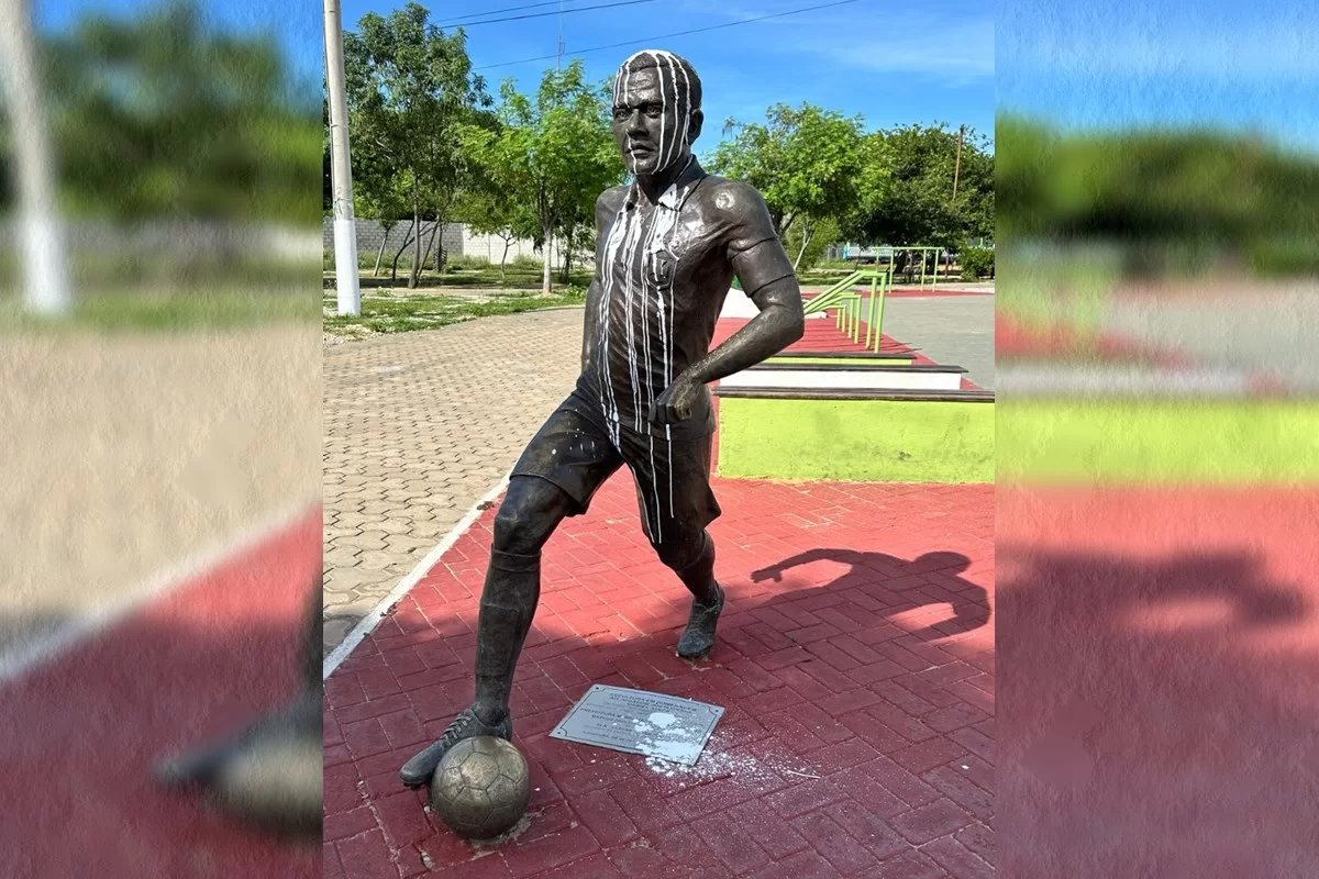 Erguida em 2020, estátua de Daniel Alves é pichada em Juazeiro, na Bahia