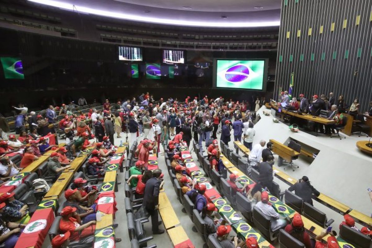 Câmara homenageia 40 anos do MST e oposição apresenta moção de repúdio