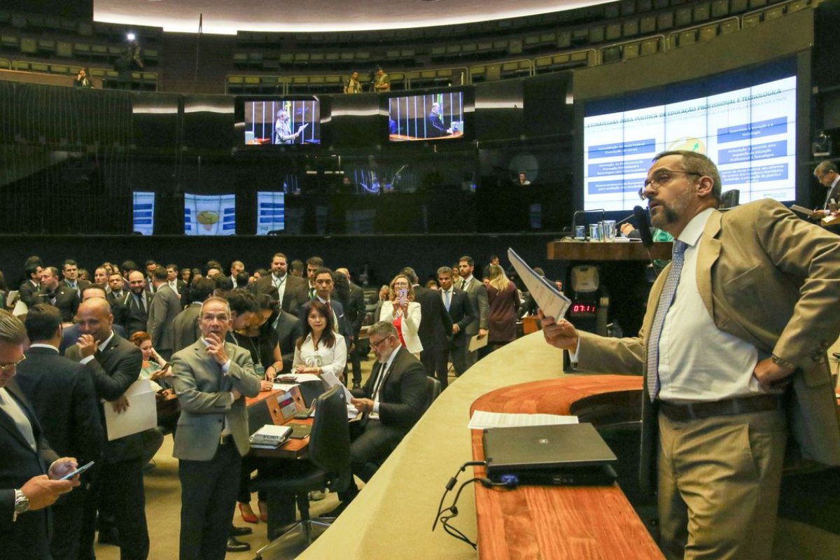 Oposição interrompe ministro da Educação e pede sua demissão em audiência no Plenário da Câmara