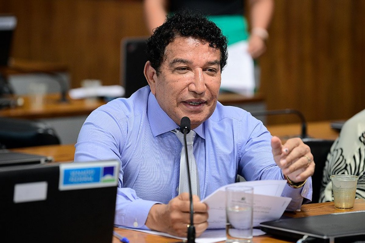 PL que proíbe o uso de banheiro de outro sexo nas escolas avança no Senado