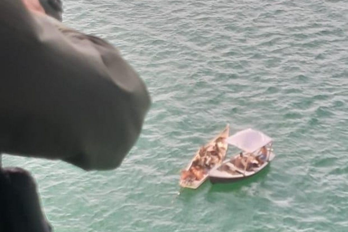 Suspeitos de tráfico tentam fugir da polícia em um barco e um é morto durante confronto