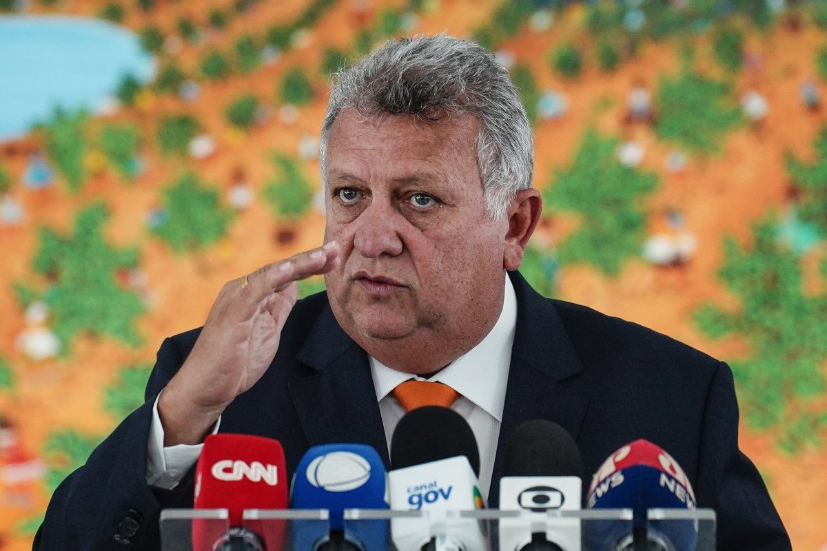 Poupança encolhe e pode pressionar crédito imobiliário em 2025, diz presidente da Caixa