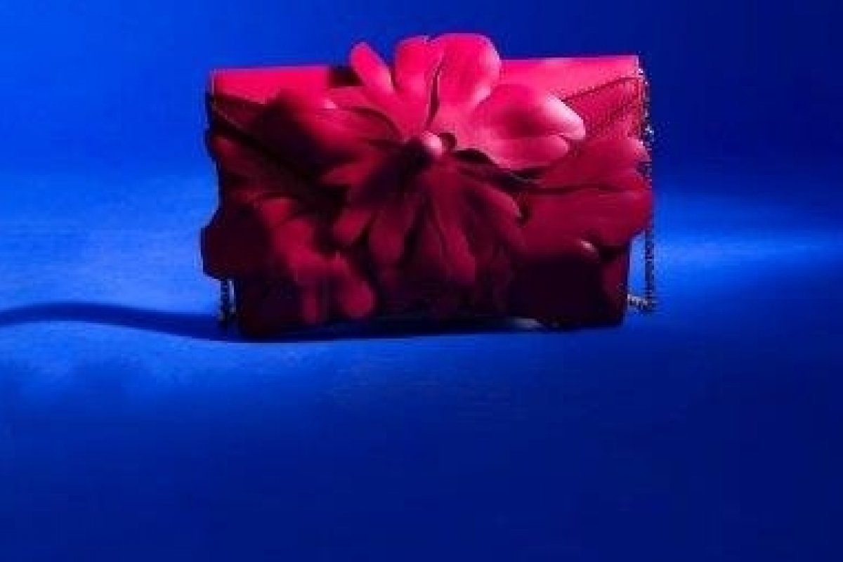 Grife brasileira se une ao estilista Alexandre Herchcovitch para produzir bolsas exclusivas com elementos geométricos, print exclusivo e paleta de cor sóbria!