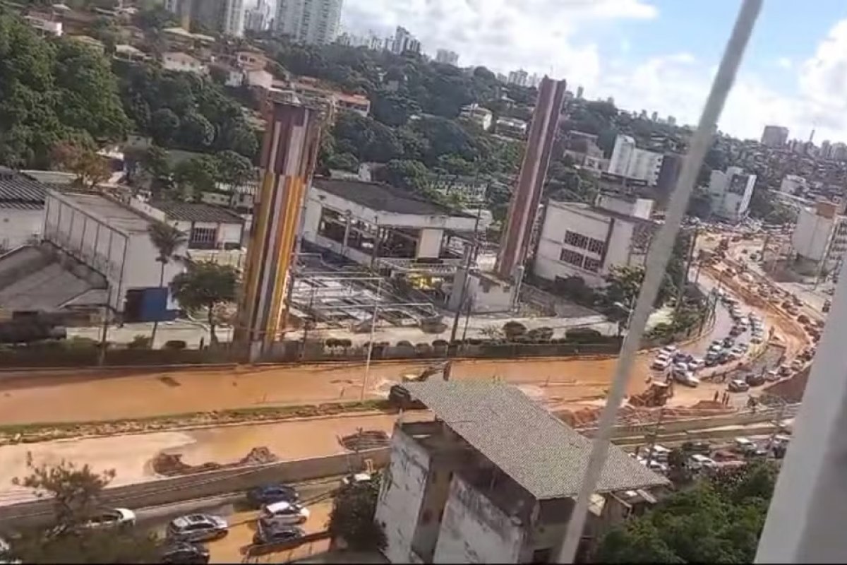 Embasa finaliza reparo em tubulação danificada por obra de sistema de transporte