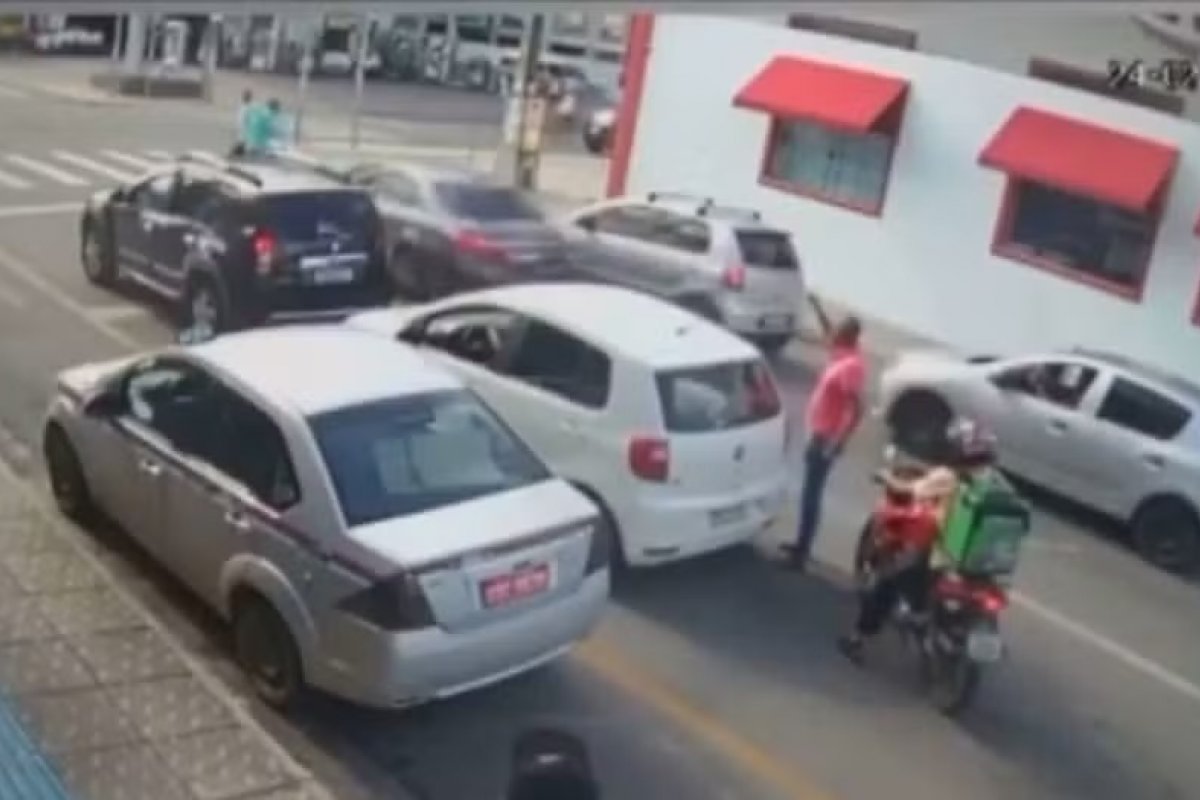 Motorista acusado de atropelar dois homens depois de briga de trânsito é detido na Bahia