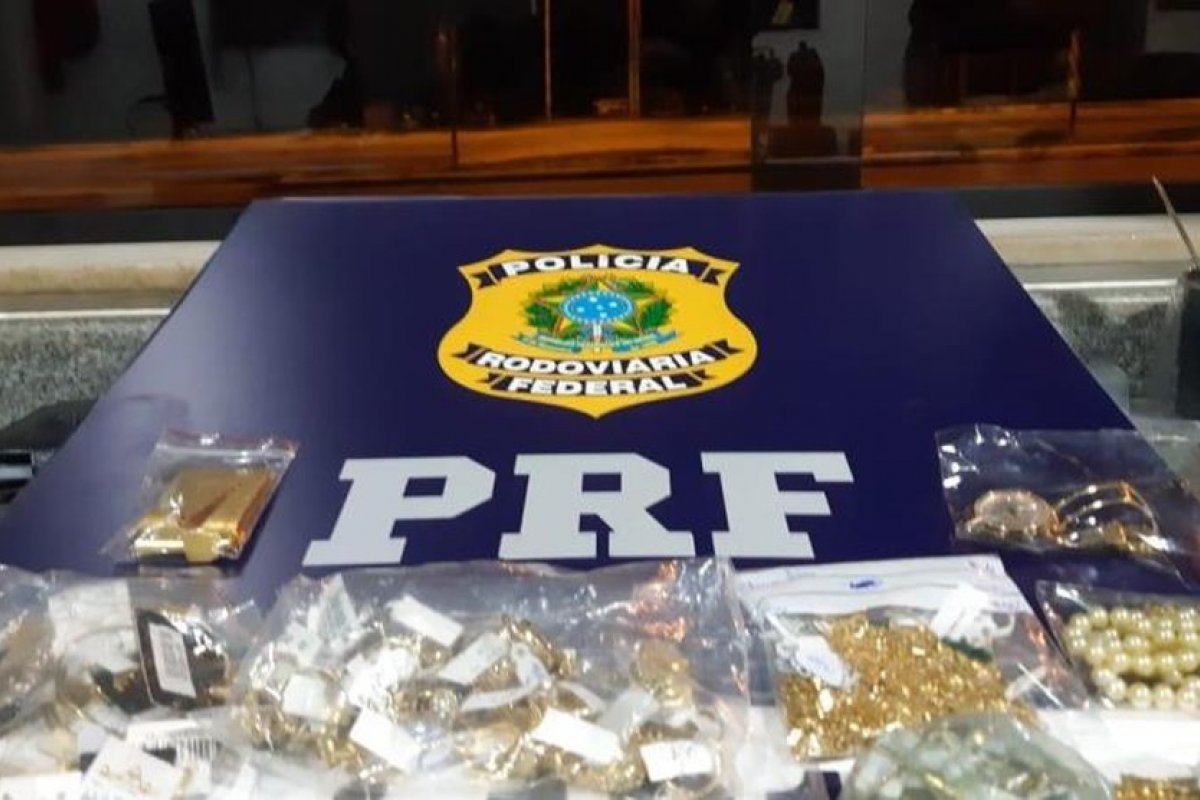 PRF apreende semijoias avaliadas em R$ 40 mil em carro na Bahia