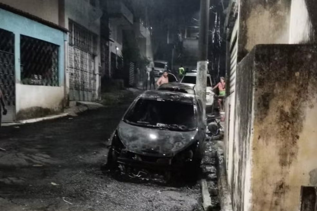 Vídeo: veículos são incendiados no bairro de Pero Vaz, em Salvador