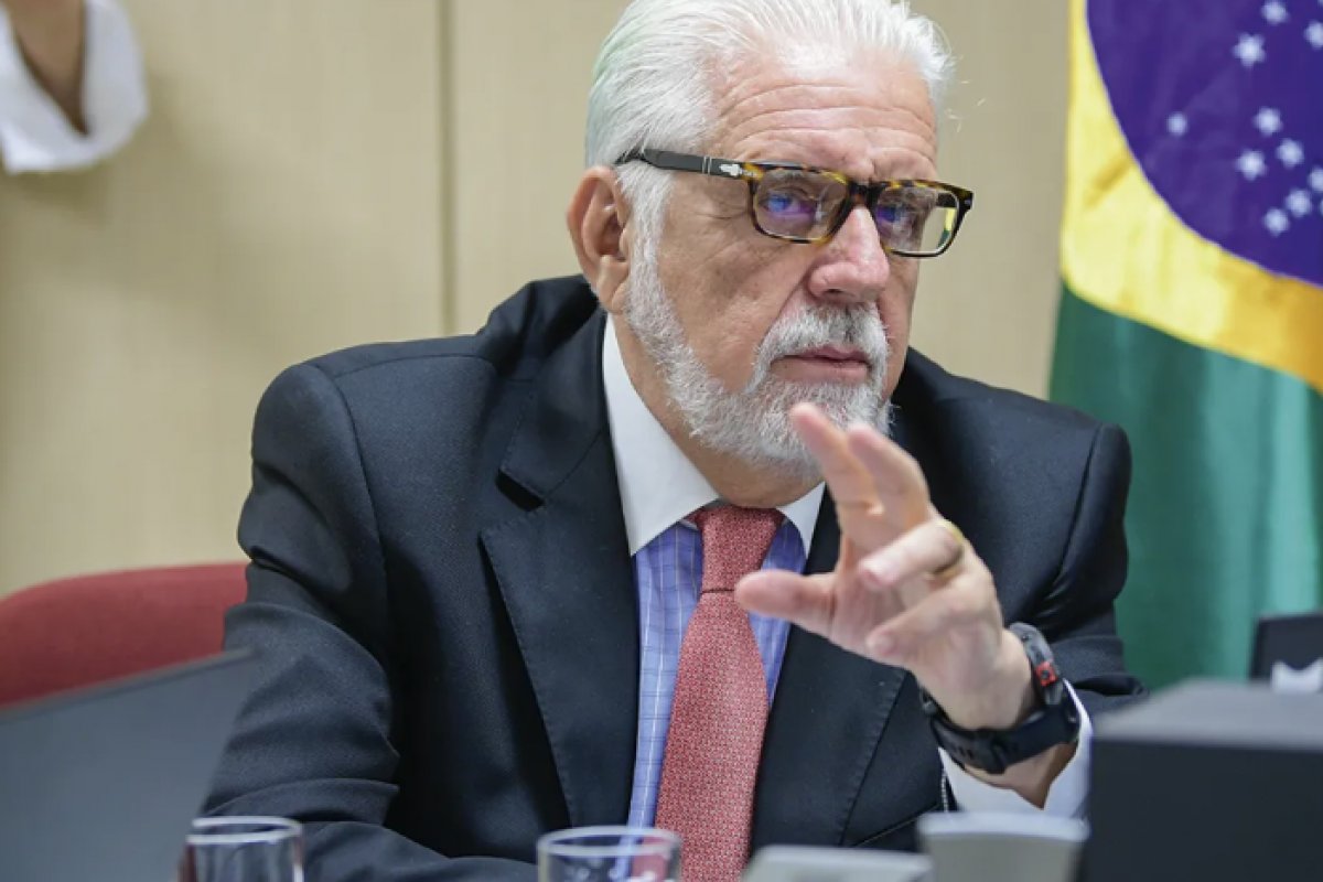 Jaques Wagner afirma ser favorável ao fim da reeleição em cargos do Executivo e rebate fala de Gleisi