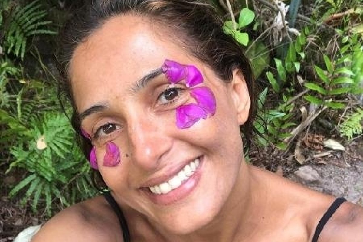 Camila Pitanga curte banho de cachoeira na Bahia com a namorada e a filha