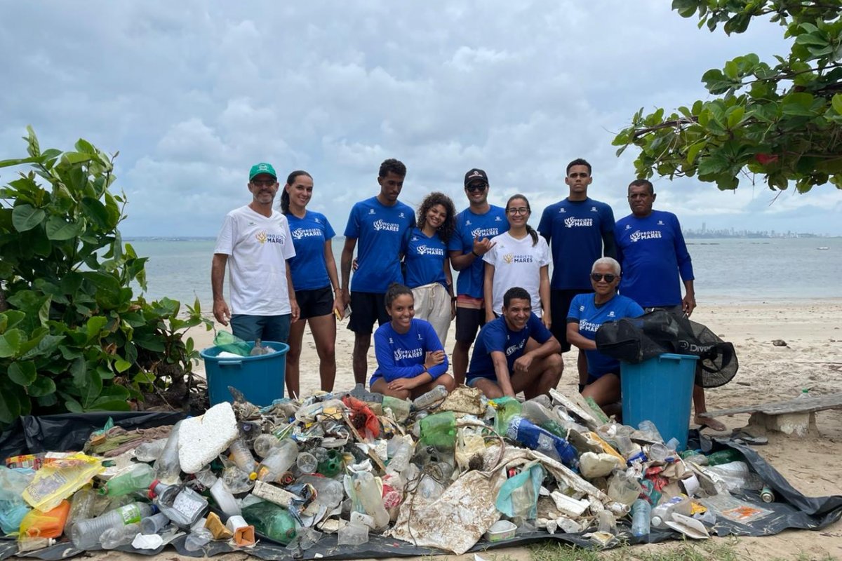 Ação do Projeto Mares retira 130kg de lixo do mar e da praia em Itaparica!