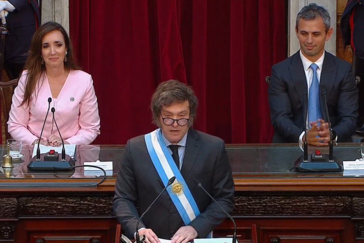 Milei anuncia pacote 'anticasta', com corte de verbas a partidos e lei ficha limpa