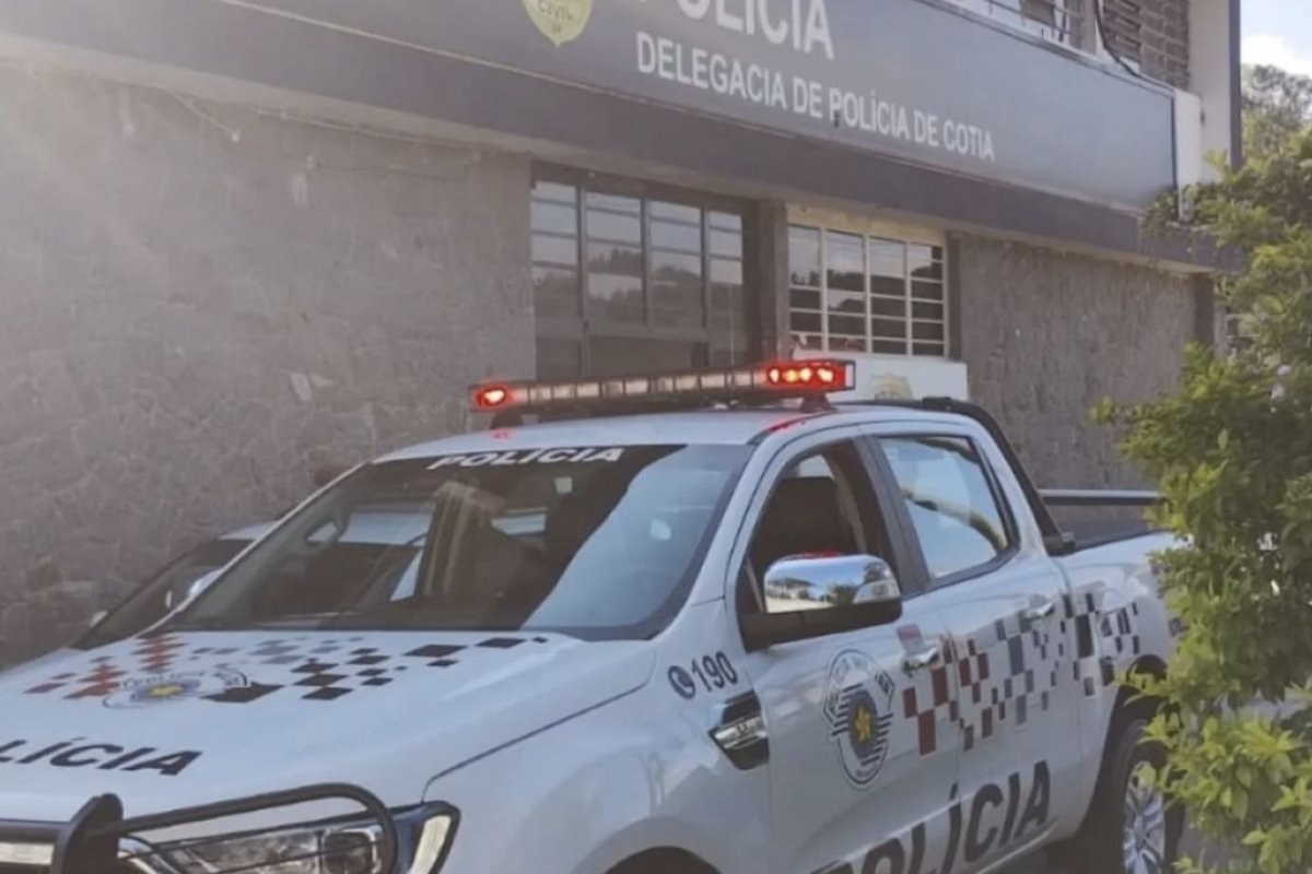 Homem foragido na casa da ex-mulher pula do telhado para fugir e é preso