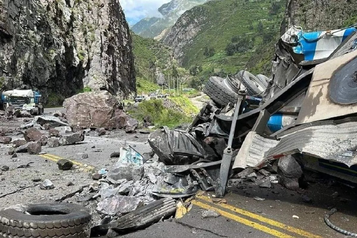 Vídeo: Deslizamento de rochas no Peru assusta motoristas