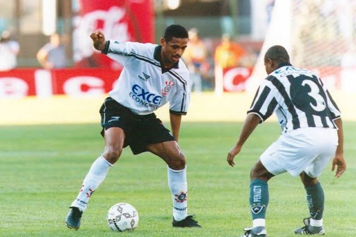 Justiça penhora dois apartamentos de famoso jogador baiano por dívida com mensalidade escolar das duas filhas!