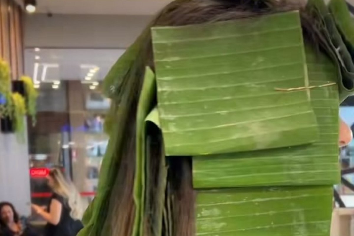 Cabeleireiro usa folha de bananeira para descolorir cabelos!