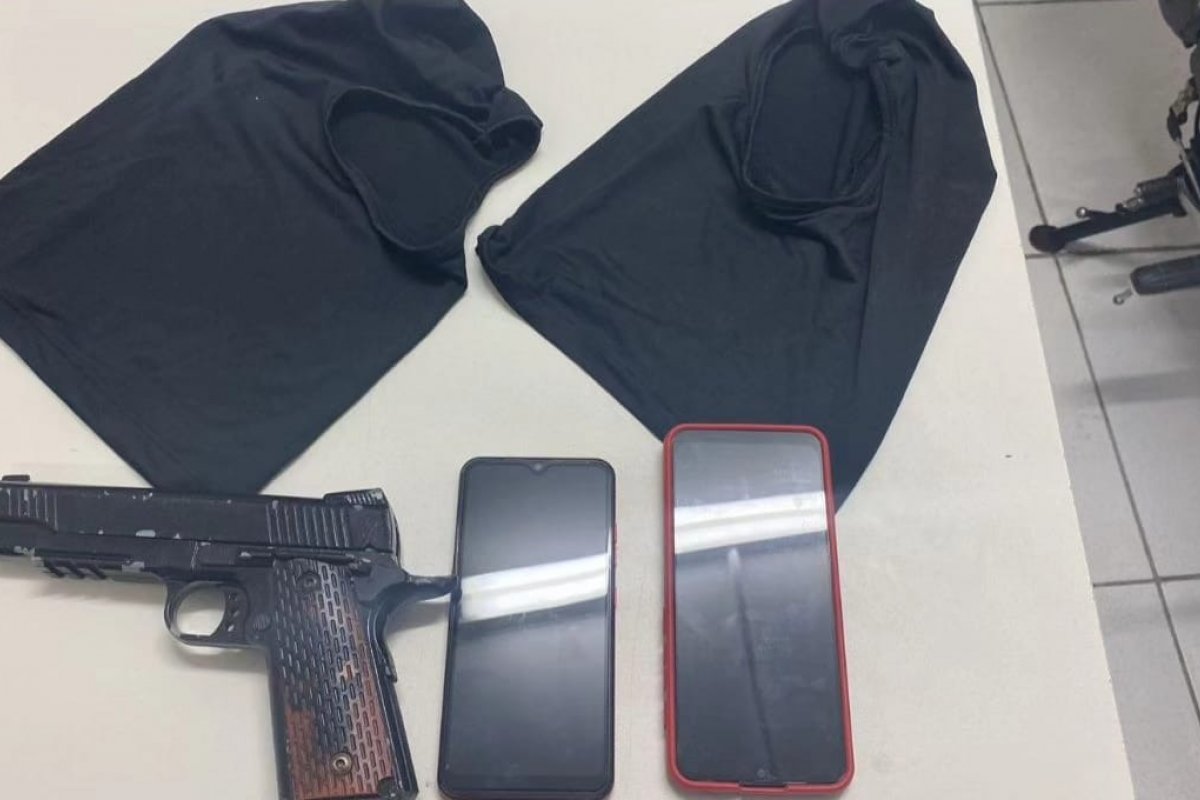 Policiais Militares apreendem réplica de arma de fogo com acusados de roubo na Bahia