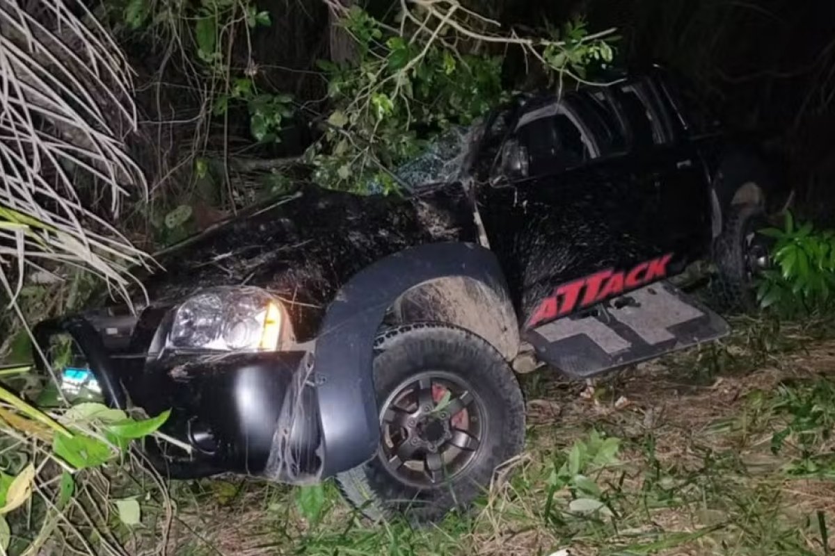 Dois homens morrem após caminhonete cair em ribanceira no sul da Bahia