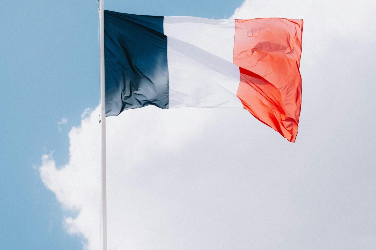 França se torna primeiro país do mundo a proteger aborto na Constituição