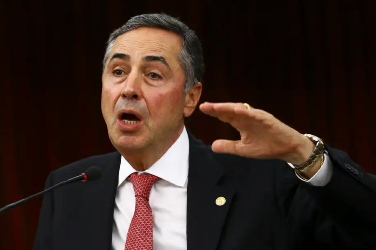 Militares foram arremessados na política por má liderança e fizeram papelão, diz Barroso
