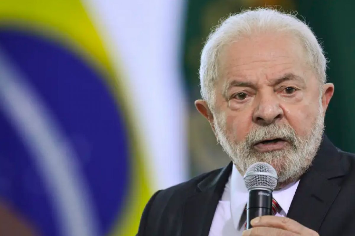 Lula defende 'jornada diferenciada' para comerciários e declara não ser contra trabalho ao domingo