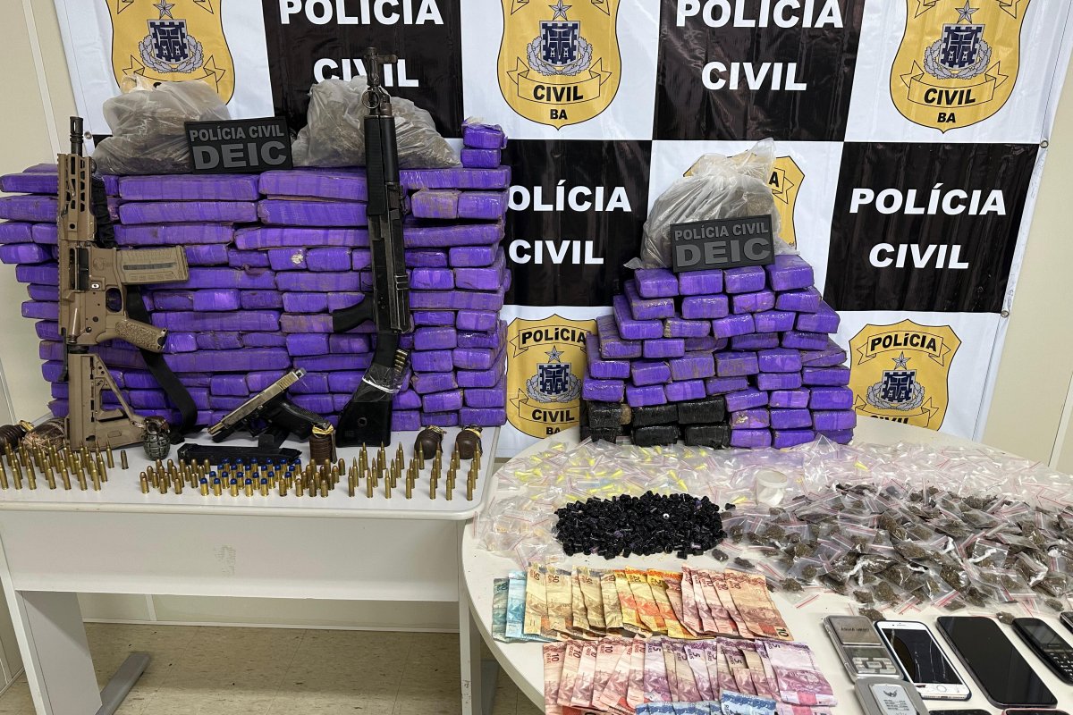 Operação na Valéria apreende fuzis e centenas de porções de drogas, nesta segunda-feira (4)