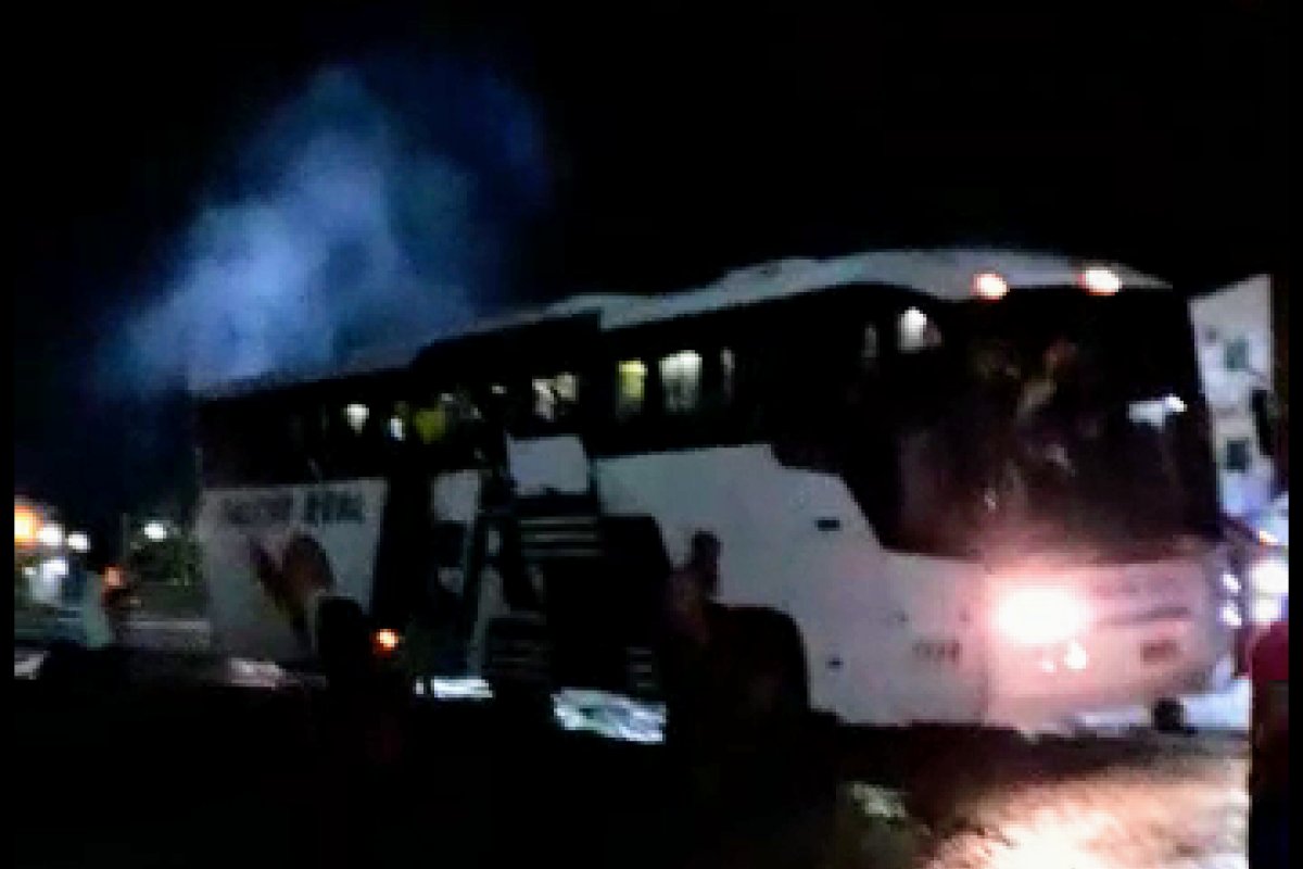 Ônibus de viagem pega fogo ao sair de rodoviária no norte da Bahia