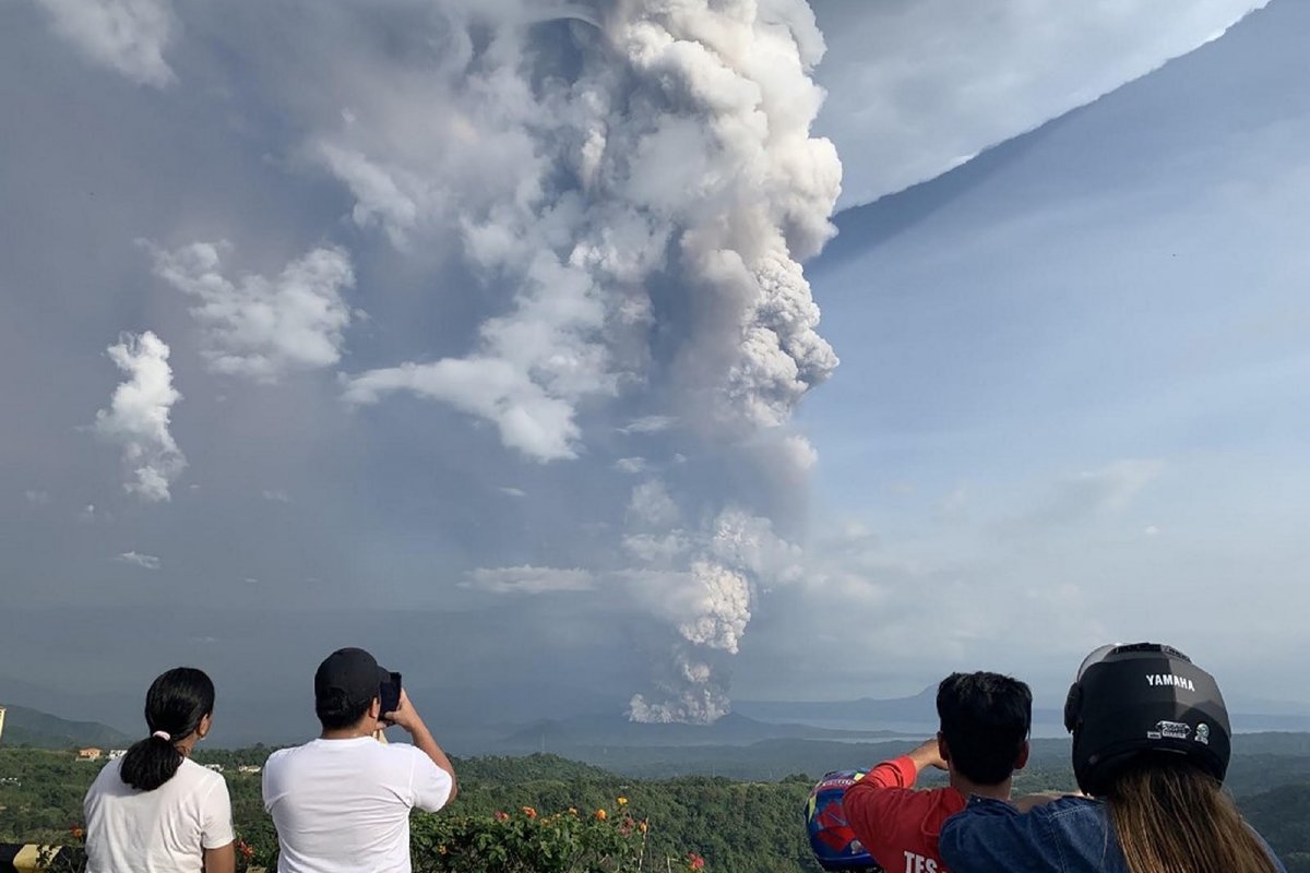 Vulcão entra em atividade nas Filipinas e moradores são evacuados