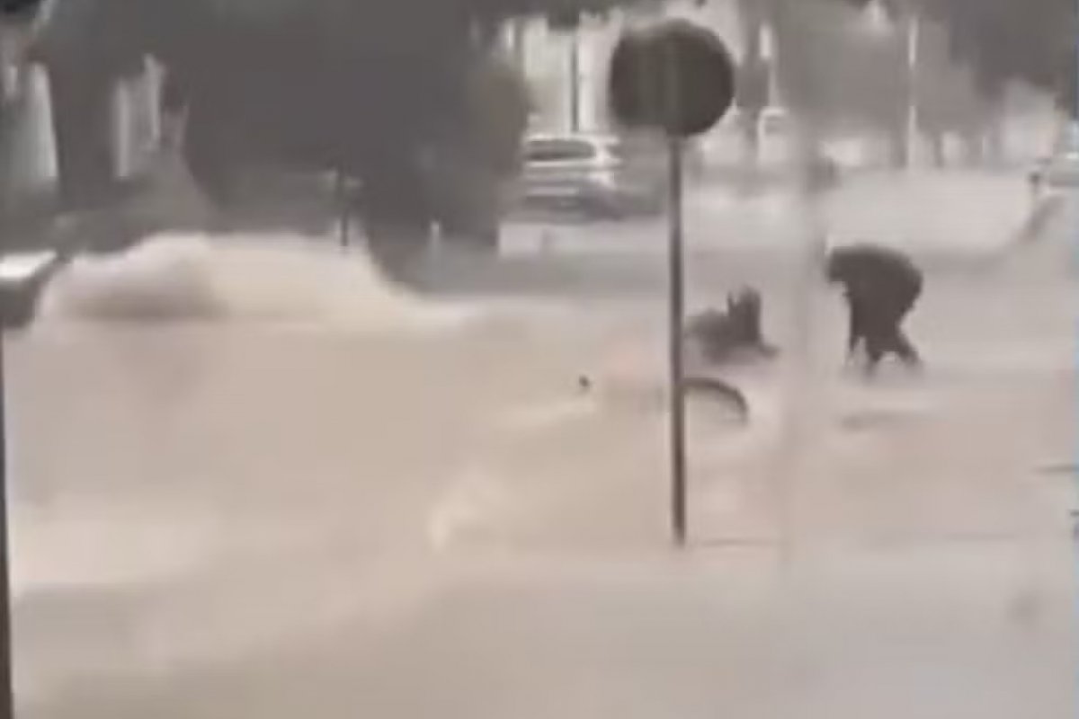 Motociclista é levado por enxurrada em Vitória da Conquista