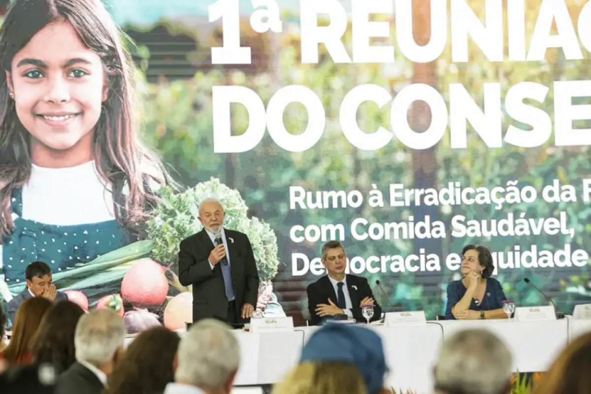 Lula diz que ministro tem que botar a mão no bolso e tirar dinheiro para combater a fome