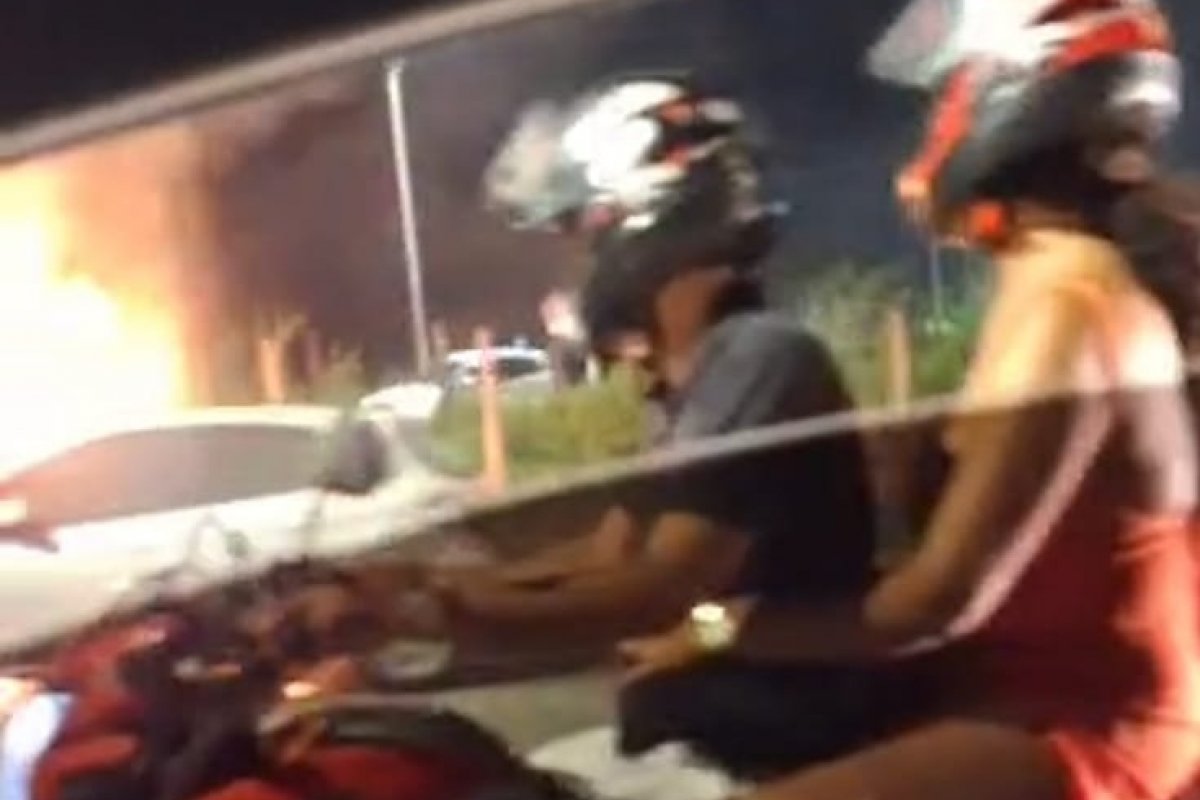 Vídeo: Veiculo pega fogo na Avenida Paralela na noite desta terça-feira (5)