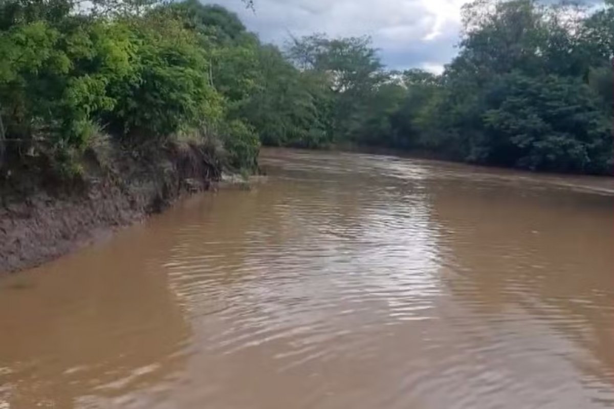 Rio transborda no norte da Bahia após forte chuva