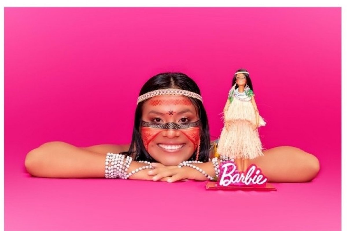 Em seu aniversário de 65 anos, Barbie homenageia criadora de conteúdo indígena com boneca exclusiva!