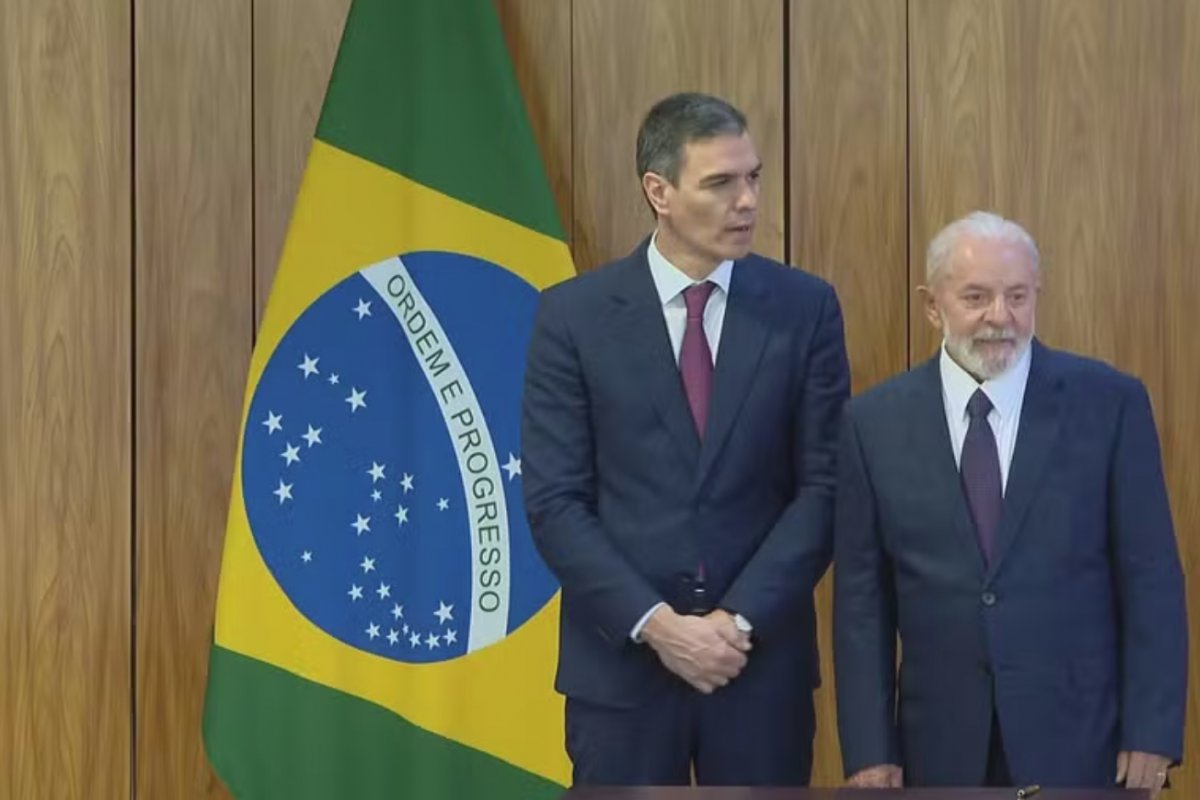 Ao lado de ministro espanhol, Lula afirma que é preciso enfrentar extremismo, racismo e discursos de ódio