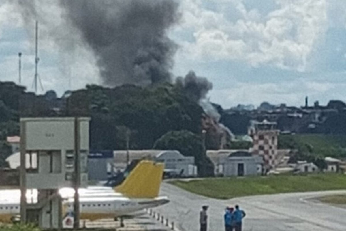 Vídeo: avião de pequeno porte cai e deixa dois mortos no Aeroporto da Pampulha (BH)