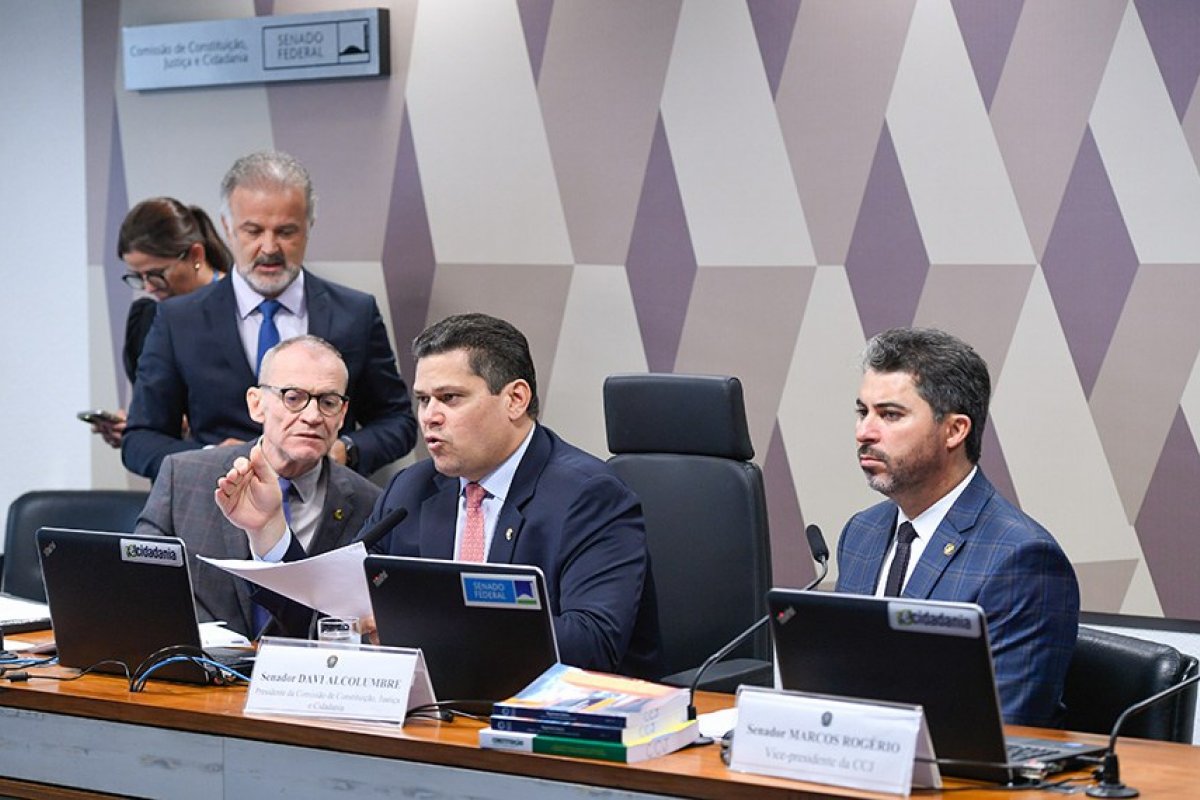 CCJ adia para próxima semana votação de projeto que estende a advogados desconto no Fies