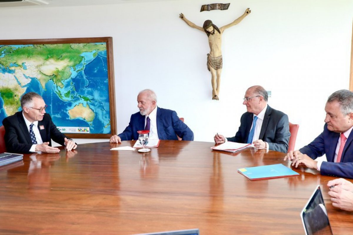 CEO da Stellantis anuncia R$ 30 bilhões em investimentos no Brasil