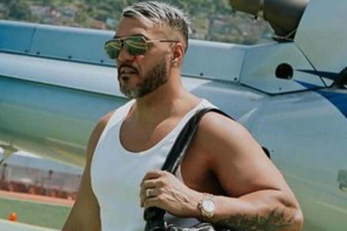 Belo ostenta relógio de R$ 700 mil em navio!