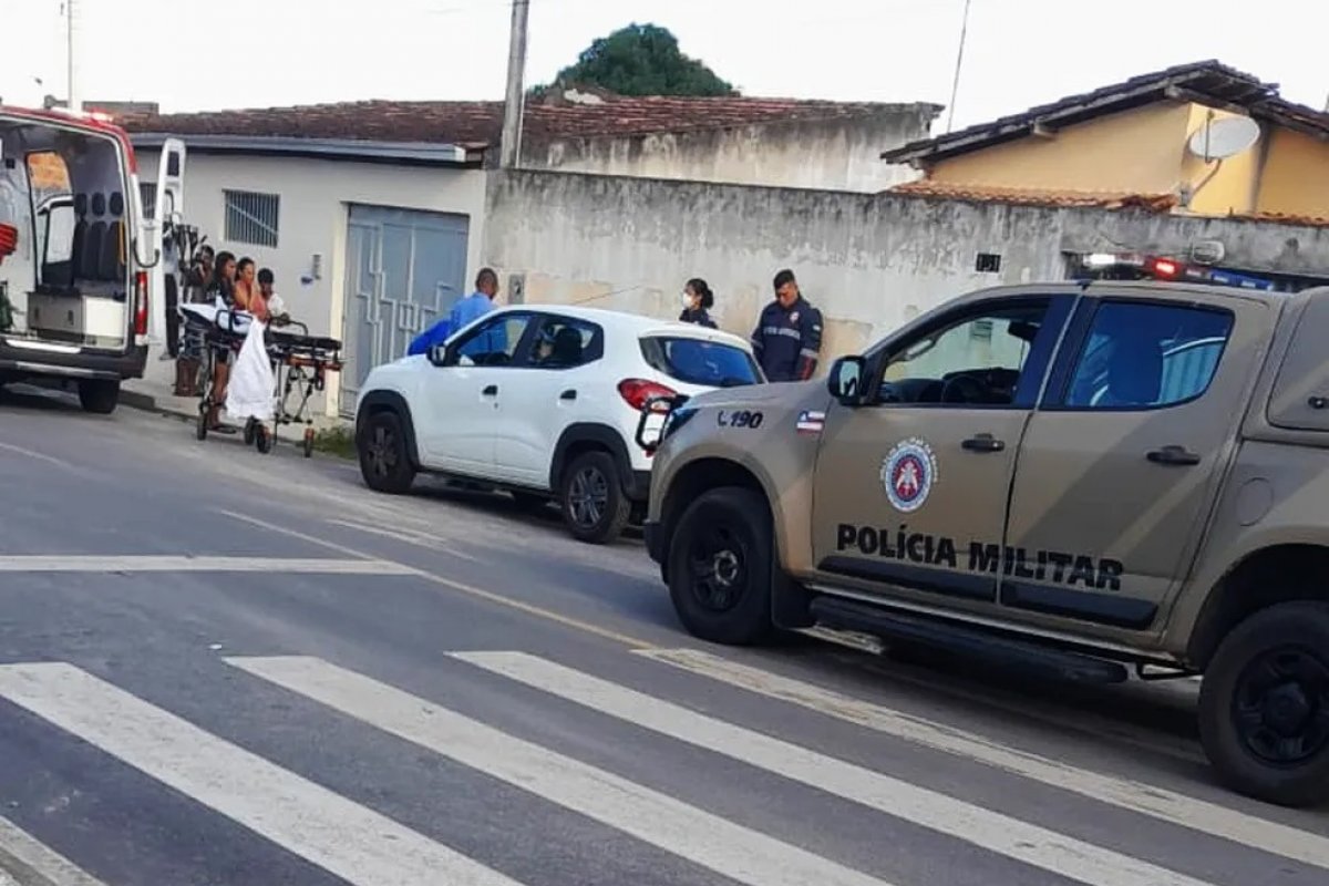 Criança morre depois de ser esquecida dentro de carro na Bahia