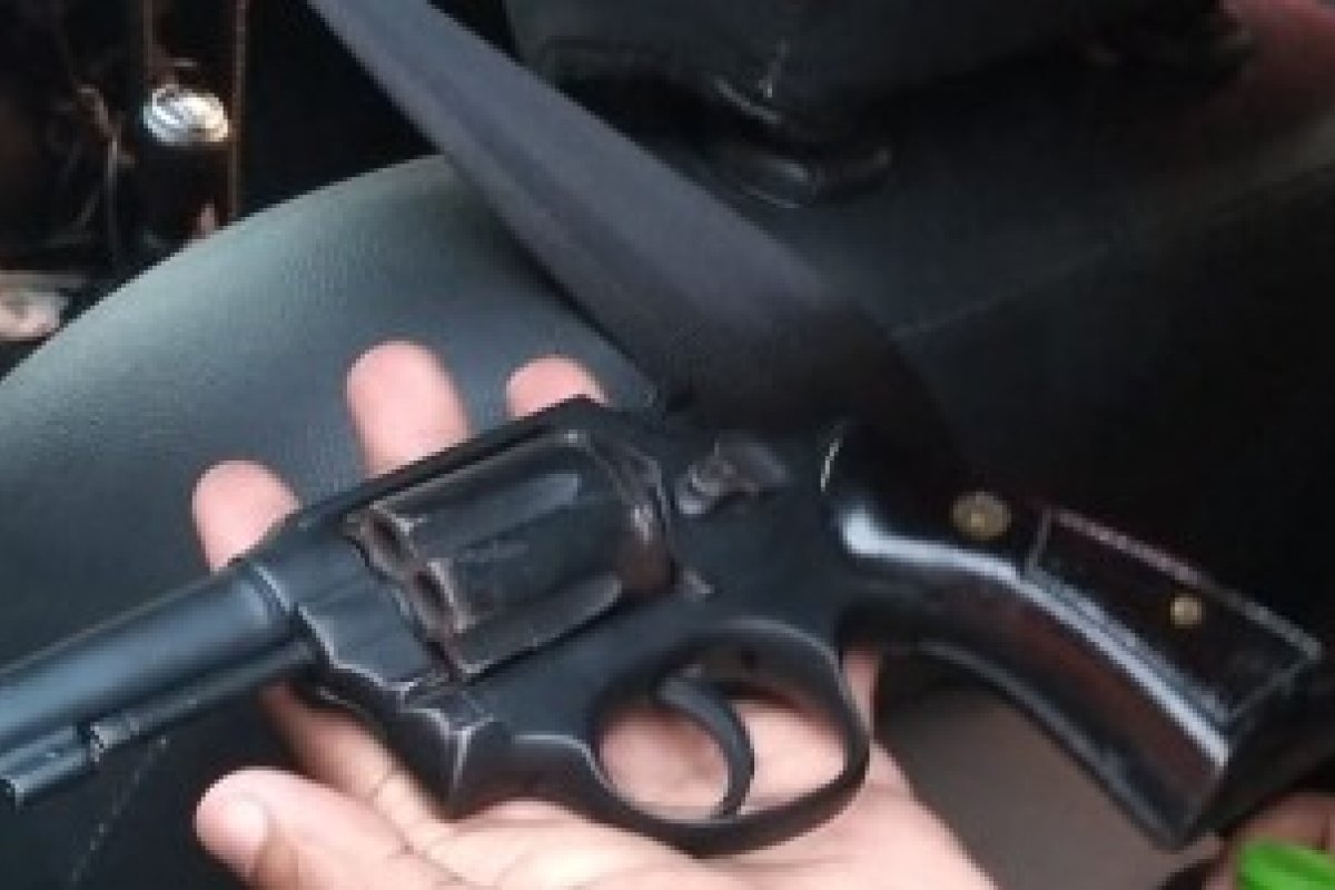 Suspeito armado é detido pela Polícia Militar em Feira de Santana