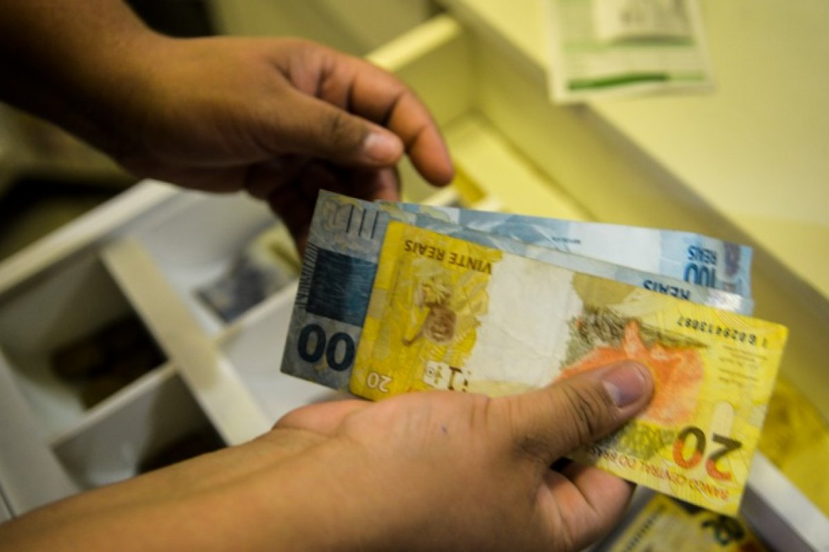 Mesmo com superávit em janeiro, dívida pública sobe a 75% do PIB