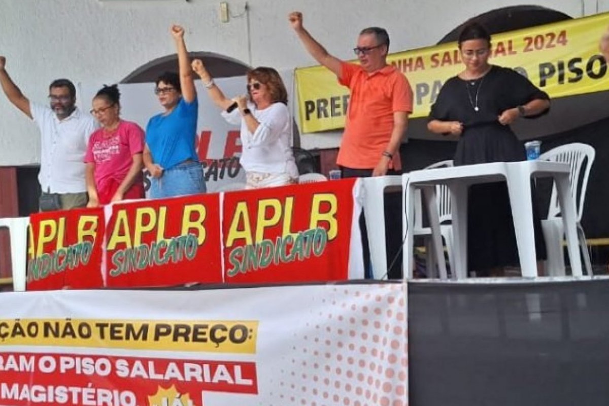 Professores municipais protestam por pagamento do piso salarial