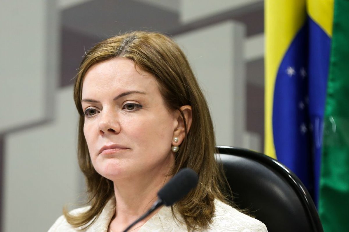Gleisi Hoffmann considera "irresponsável" a escolha de Nikolas Ferreira para a Presidência da Comissão de Educação