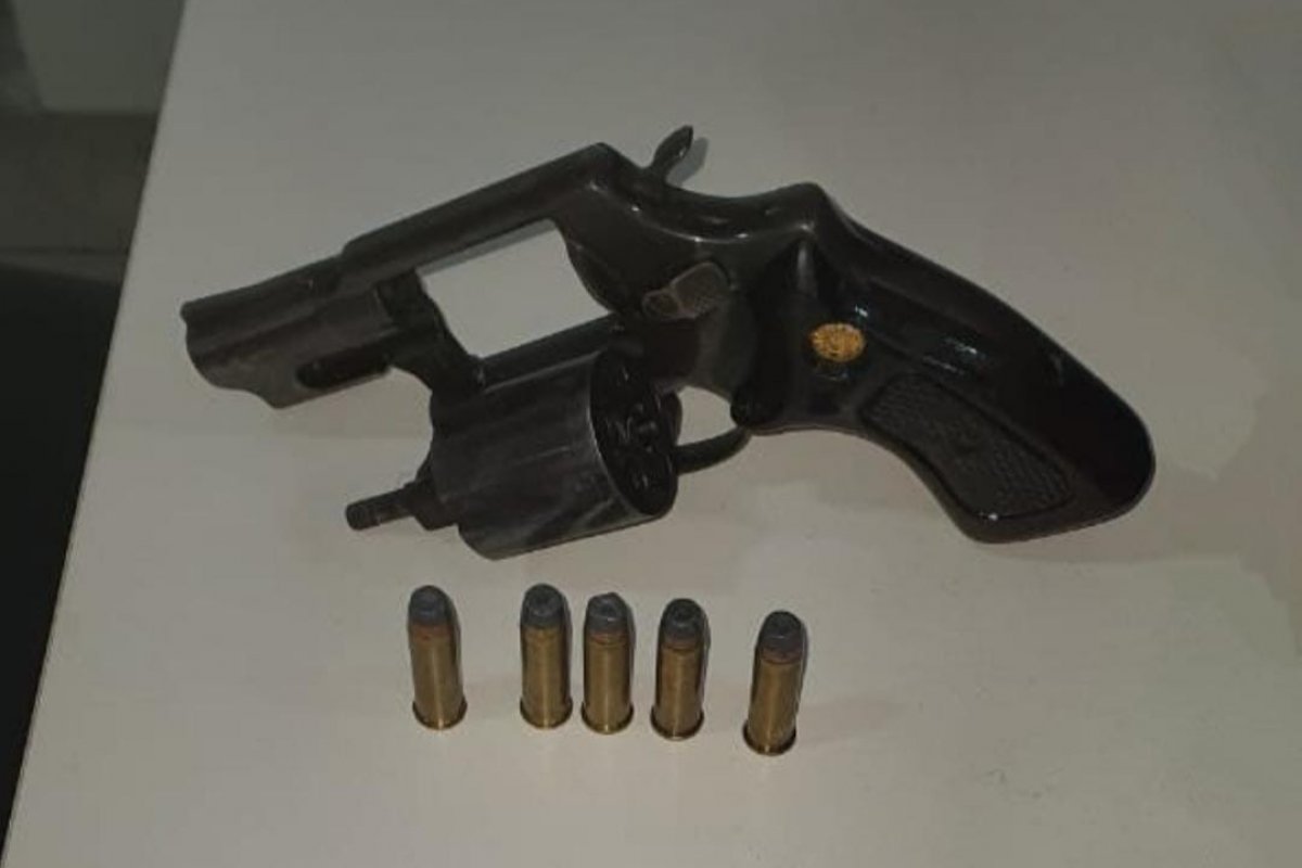 Polícia Militar apreende arma de fogo dentro de ônibus em Camaçari