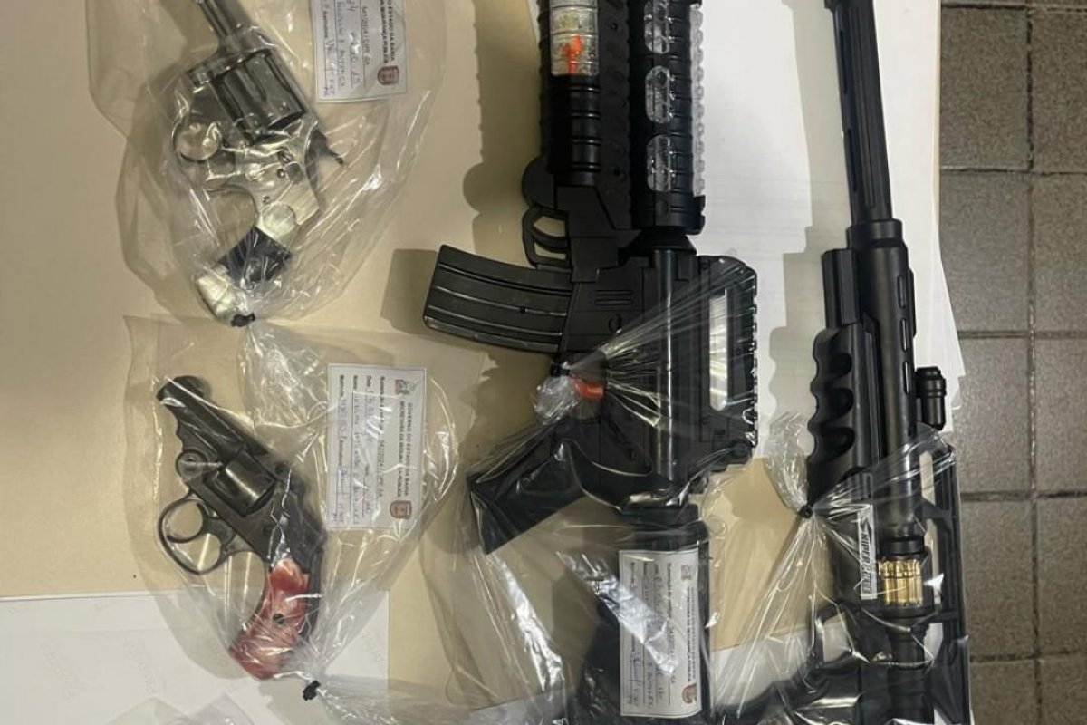 Homem é preso com dois revólveres e dois simulacros de fuzil