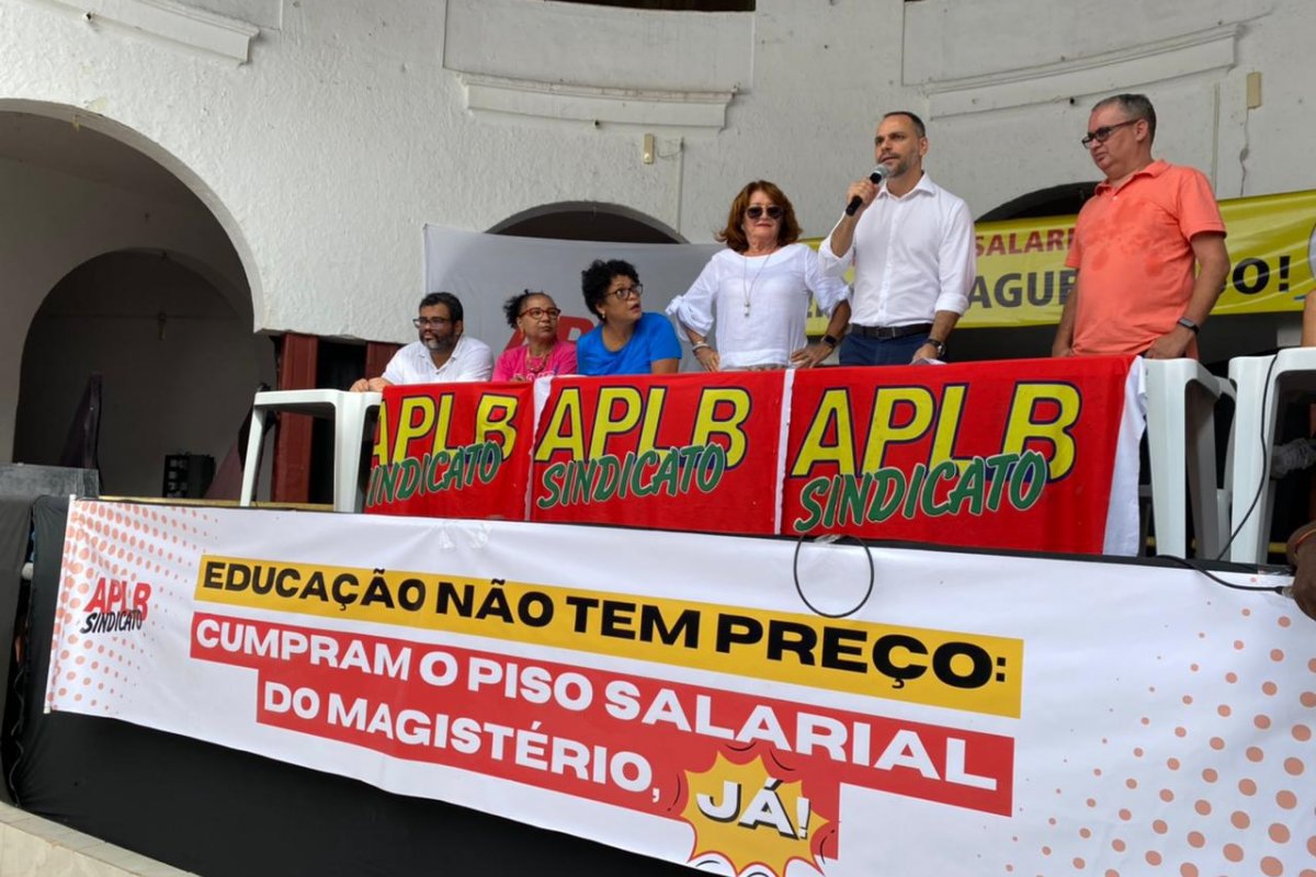 Augusto Vasconcelos critica salário abaixo do piso nacional para professores municipais