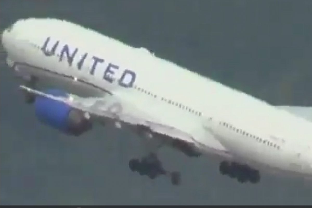 VÍDEO: Pneu cai de Boeing 777 durante decolagem em São Francisco e atinge carros e cerca em estacionamento