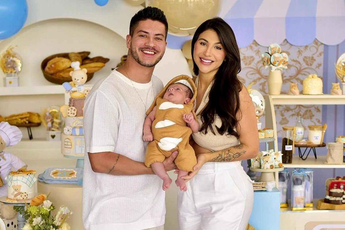 Arthur Aguiar veste filho de pãozinho!