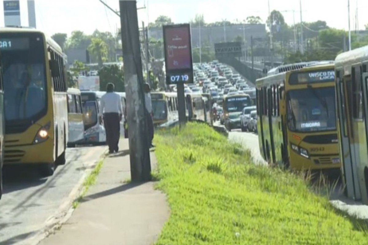 Protesto na Estação Mussurunga deixa trânsito congestionado na Avenida Paralela