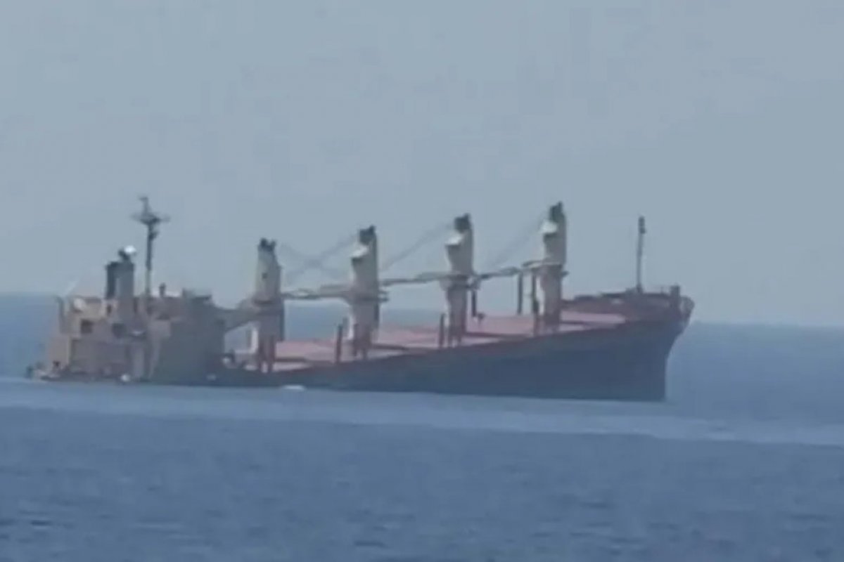 Vídeo: navio britânico afunda no Mar Vermelho após ataque de Houthis