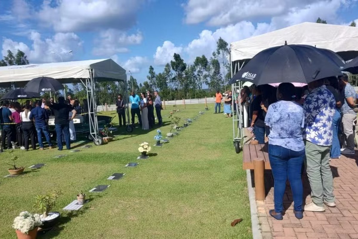 Resultado da necropsia realizada no corpo da menina que morreu ao ser esquecida pelo pai dentro do carro deve sair em 30 dias